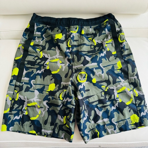 Fabletics Other - Fabletics FL2 men shorts with liner in Camo print and neon details - size Small